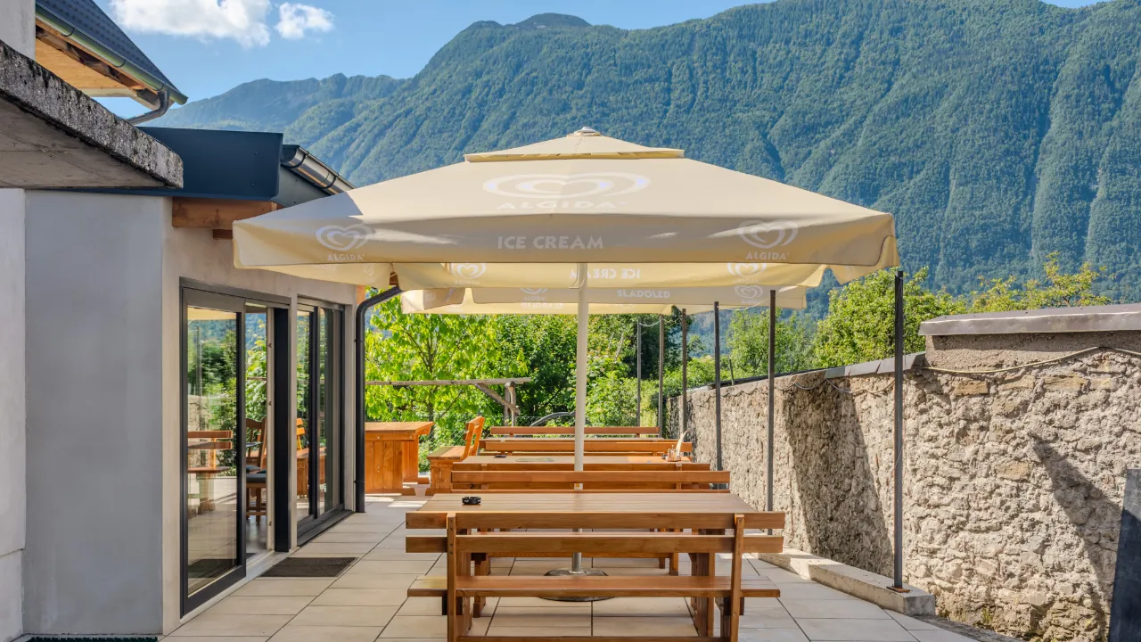 resturant with a view of the mountains -penzion hosnar