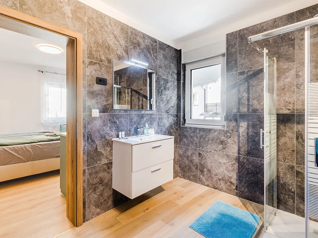 bathroom - apartment mucho